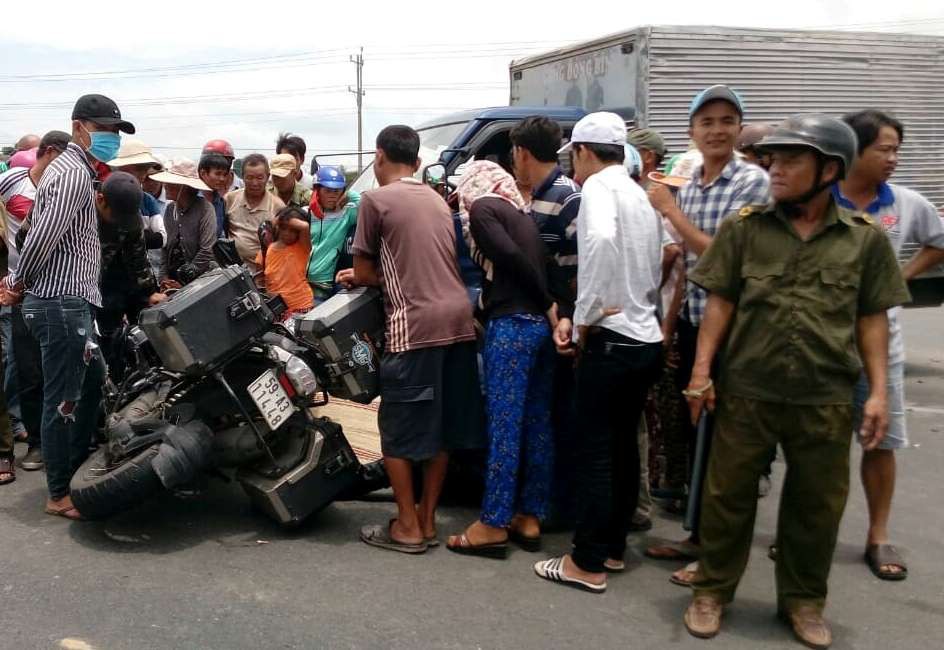 Xe phân khối lớn va chạm với ô tô tải, vợ chết, chồng nguy kịch - Ảnh 1. Xe phân khối lớn va chạm với ô tô tải, vợ chết, chồng nguy kịch - Ảnh 1.