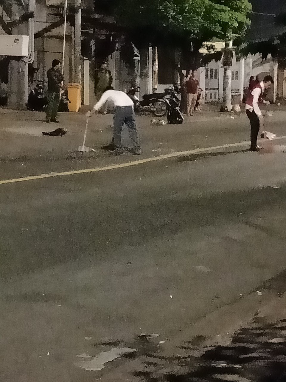 Hai nhóm thanh niên xách hung khí đánh nhau như phim hành động tại quán bar ở Sài Gòn - Ảnh 2.