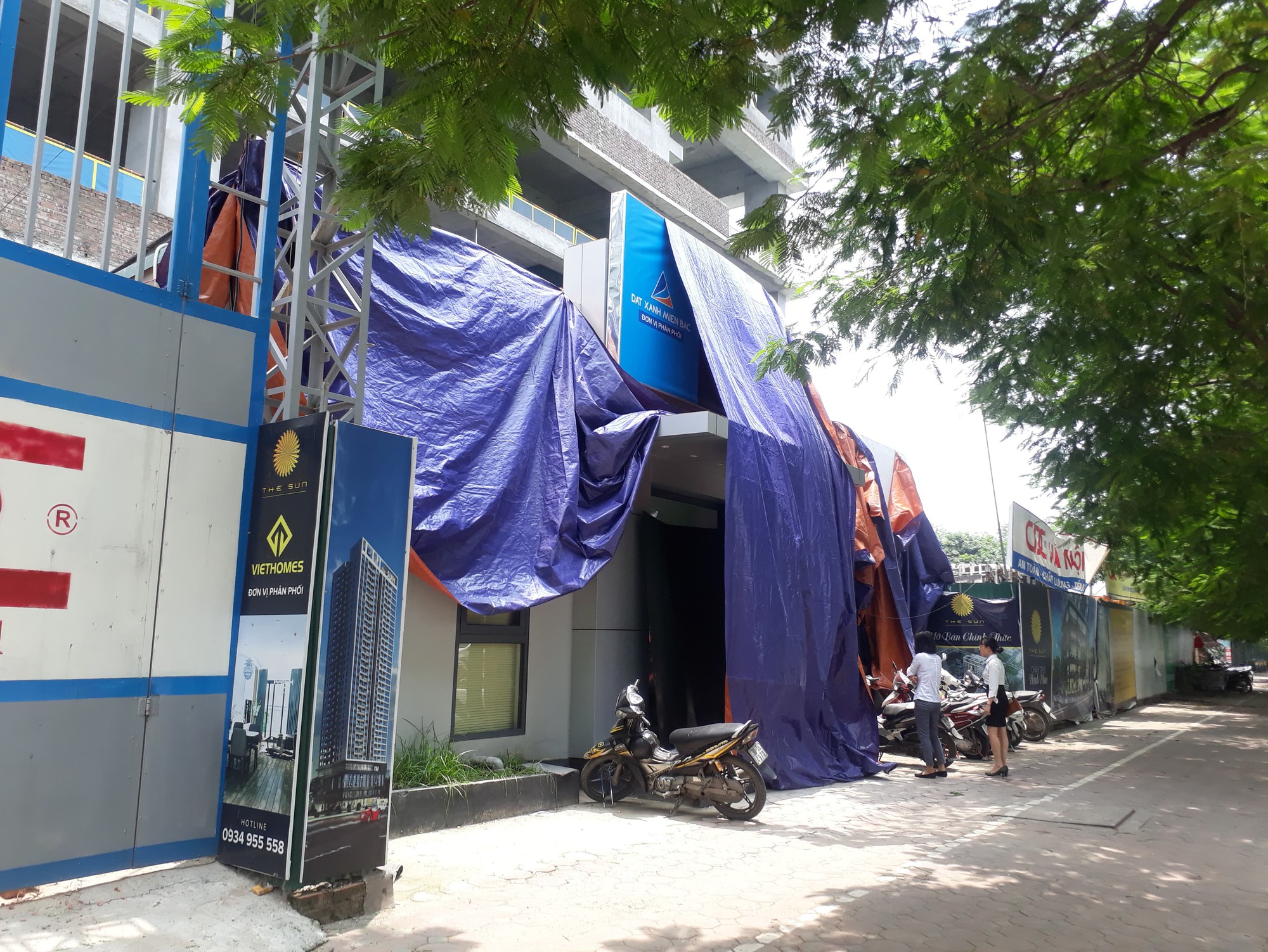 Hà Nội: Đứt cáp cẩu tháp công trình cao ốc 39 tầng, vật liệu xây dựng rơi từ độ cao hàng chục mét làm đổ sập nhà điều hành - Ảnh 2. Hà Nội: Đứt cáp cẩu tháp công trình cao ốc 39 tầng, vật liệu xây dựng rơi từ độ cao hàng chục mét làm đổ sập nhà điều hành - Ảnh 2.