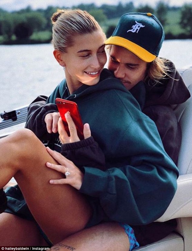 Hailey Baldwin khoe ảnh ngồi vào lòng anh bạn thân Justin Bieber và đeo nhẫn đính hôn 11 tỷ đồng - Ảnh 1.