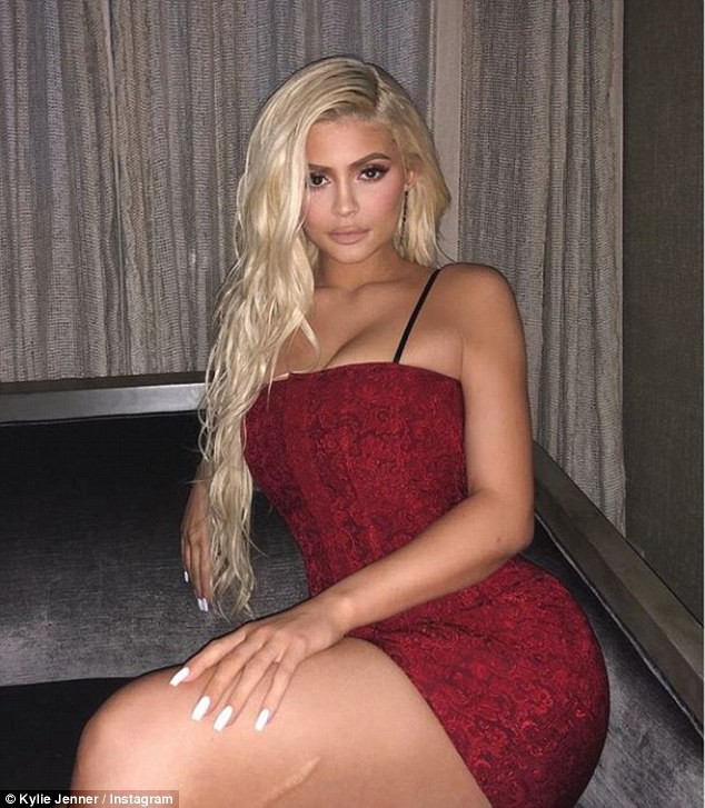 Môi đã mỏng hơn, nhưng vẻ đẹp của Kylie Jenner vẫn gợi cảm và nuột nà như búp bê Barbie trên phố - Ảnh 6.