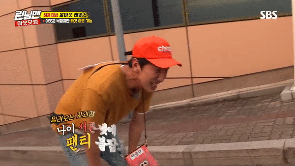 Running Man: Lee Kwang Soo vừa chạy vừa lo giữ... quần vì bị cướp mất thắt lưng - Ảnh 4.