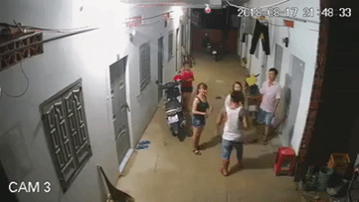 Clip: Người đ&agrave;n &ocirc;ng xăm trổ lao v&agrave;o đấm đ&aacute;, t&aacute;t li&ecirc;n tiếp v&agrave;o mặt 2 c&ocirc; g&aacute;i trước x&oacute;m trọ khiến nhiều người phẫn nộ - Ảnh 2.