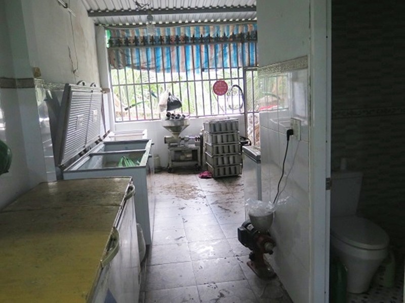 Sốc: Cơ sở sản xuất thực phẩm ở TP.HCM làm chả lụa bẩn trong khu vực nhà vệ sinh - Ảnh 1. Sốc: Cơ sở sản xuất thực phẩm ở TP.HCM làm chả lụa bẩn trong khu vực nhà vệ sinh - Ảnh 1.