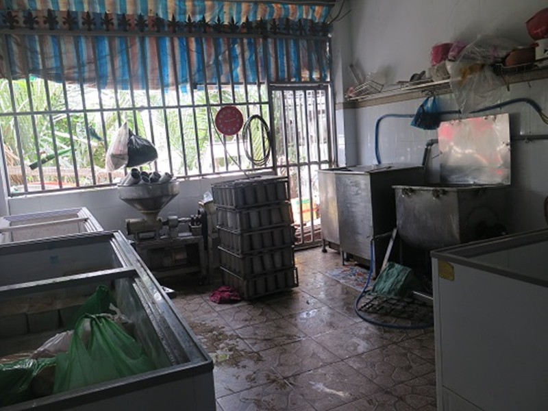 Sốc: Cơ sở sản xuất thực phẩm ở TP.HCM làm chả lụa bẩn trong khu vực nhà vệ sinh - Ảnh 2. Sốc: Cơ sở sản xuất thực phẩm ở TP.HCM làm chả lụa bẩn trong khu vực nhà vệ sinh - Ảnh 2.