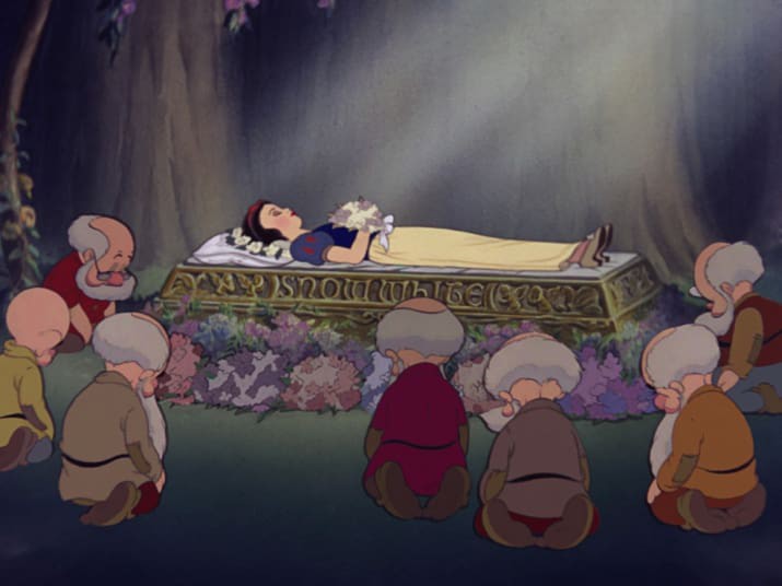 Ngỡ ngàng với thuyết âm mưu chết chóc về nàng Bạch Tuyết từ các fan Disney - Ảnh 7. Ngỡ ngàng với thuyết âm mưu chết chóc về nàng Bạch Tuyết từ các fan Disney - Ảnh 7.