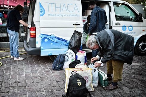 Máy giặt miễn phí cho người vô gia cư ở Hy Lạp - Ảnh 1.