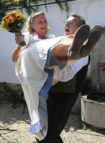 Ảnh: Tổng thống Putin nhảy với cô dâu trong đám cưới bạn thân” ở Áo - Ảnh 18.