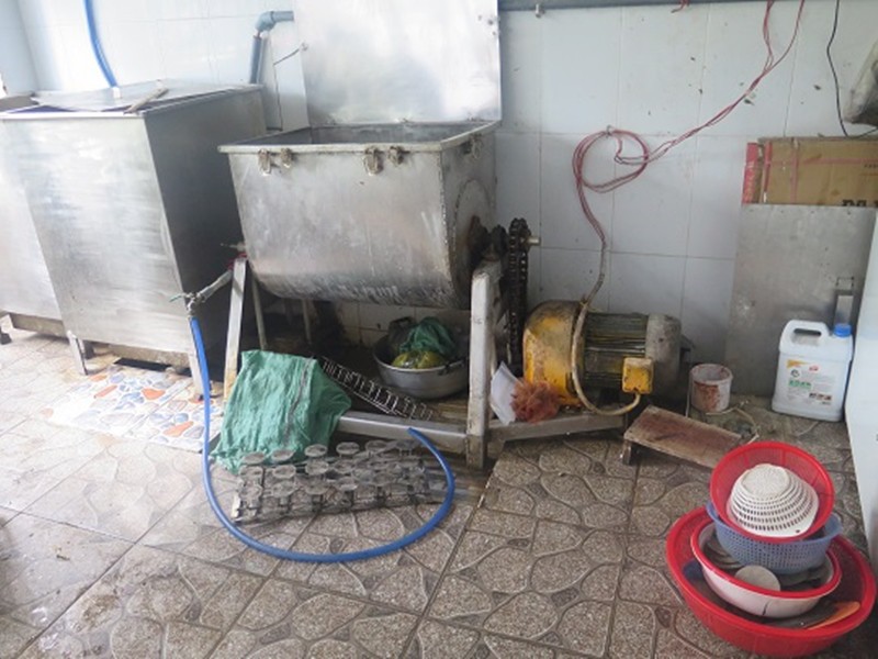 Sốc: Cơ sở sản xuất thực phẩm ở TP.HCM làm chả lụa bẩn trong khu vực nhà vệ sinh - Ảnh 3. Sốc: Cơ sở sản xuất thực phẩm ở TP.HCM làm chả lụa bẩn trong khu vực nhà vệ sinh - Ảnh 3.