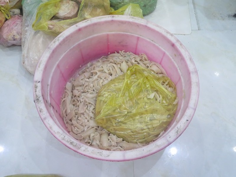 Sốc: Cơ sở sản xuất thực phẩm ở TP.HCM làm chả lụa bẩn trong khu vực nhà vệ sinh - Ảnh 4. Sốc: Cơ sở sản xuất thực phẩm ở TP.HCM làm chả lụa bẩn trong khu vực nhà vệ sinh - Ảnh 4.