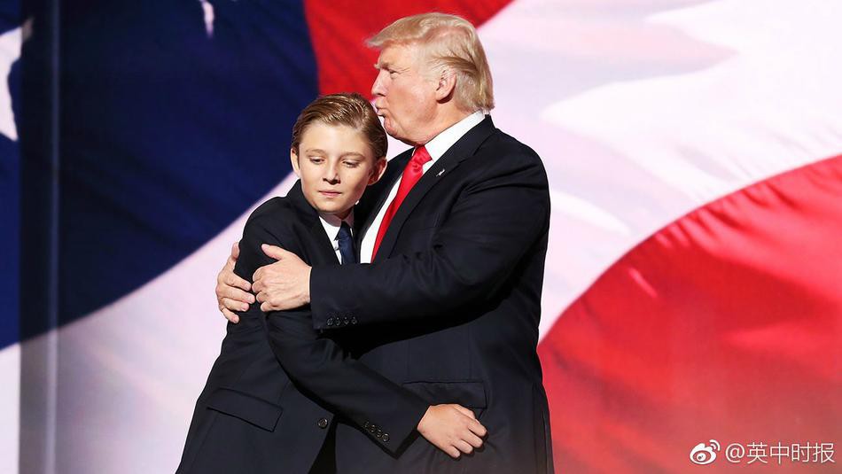 Không còn mặt búng ra sữa, cậu út nhà Trump đã vụt cao lớn, chững chạc, đẹp trai tựa nam thần như thế này đây - Ảnh 6.