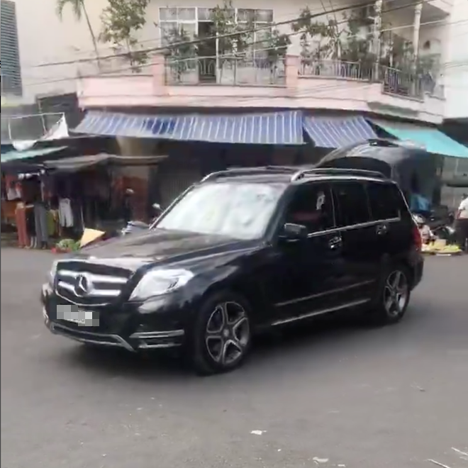 Clip: Nhà có Mercedes mà cả phố chưa ai biết, nữ tài xế mang xe ra đỗ giữa ngã tư bị mắng xối xả - Ảnh 2.