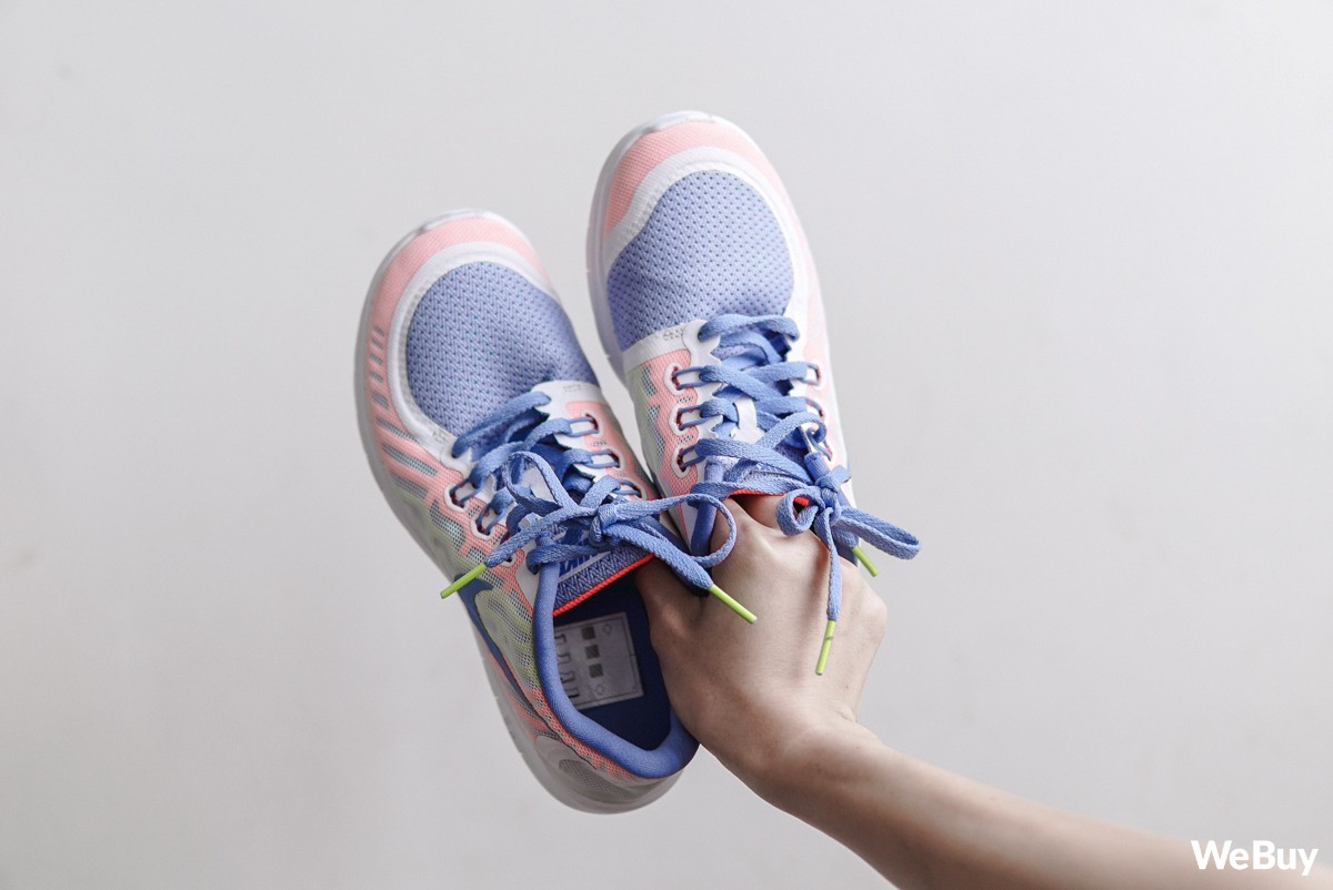 Xịt chống thấm cho đôi giày tung tăng dưới trời mưa: Đắt nhưng chỉ xắt được vài miếng - Ảnh 6. Xịt chống thấm cho đôi giày tung tăng dưới trời mưa: Đắt nhưng chỉ xắt được vài miếng - Ảnh 6.