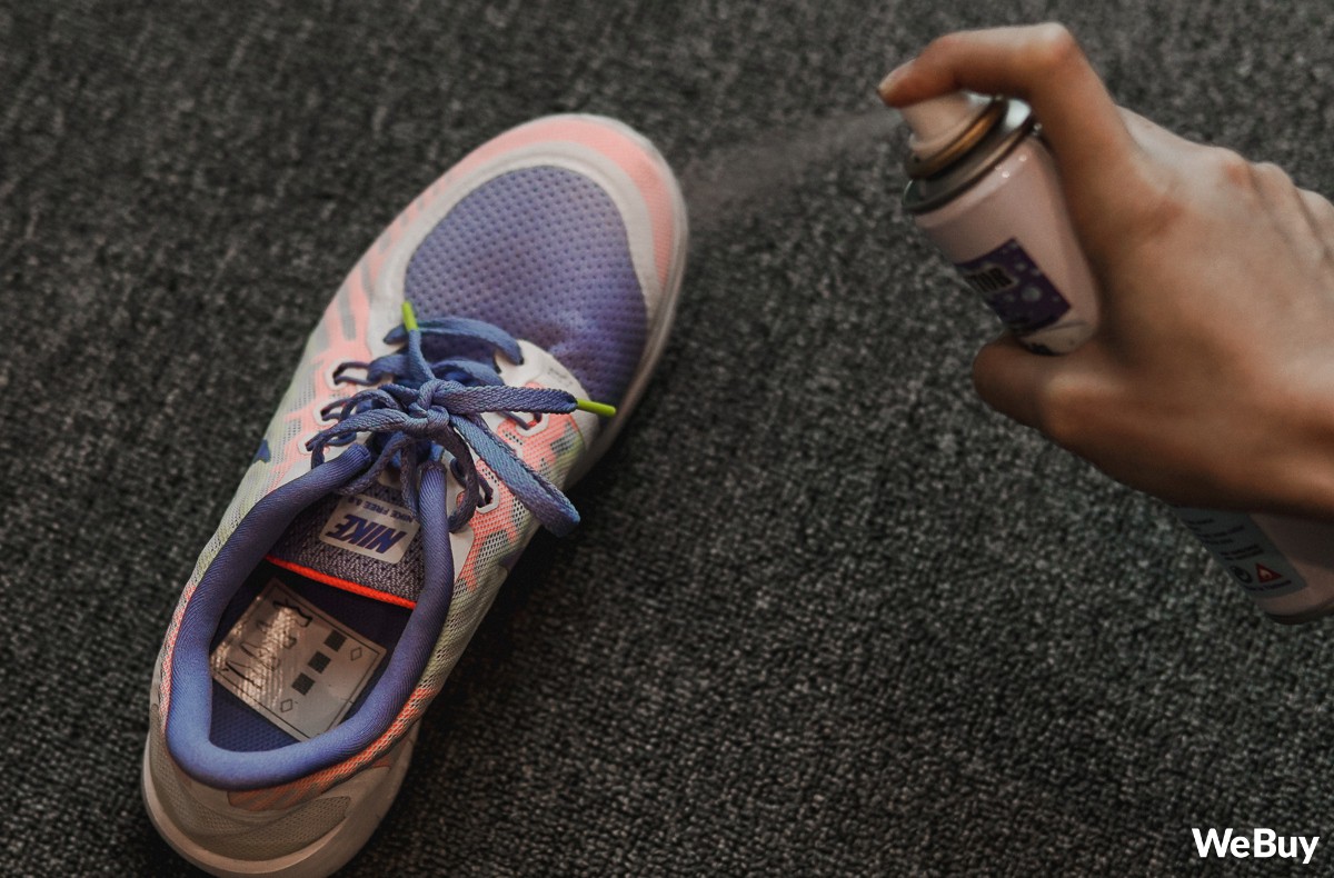 Xịt chống thấm cho đôi giày tung tăng dưới trời mưa: Đắt nhưng chỉ xắt được vài miếng - Ảnh 4. Xịt chống thấm cho đôi giày tung tăng dưới trời mưa: Đắt nhưng chỉ xắt được vài miếng - Ảnh 4.