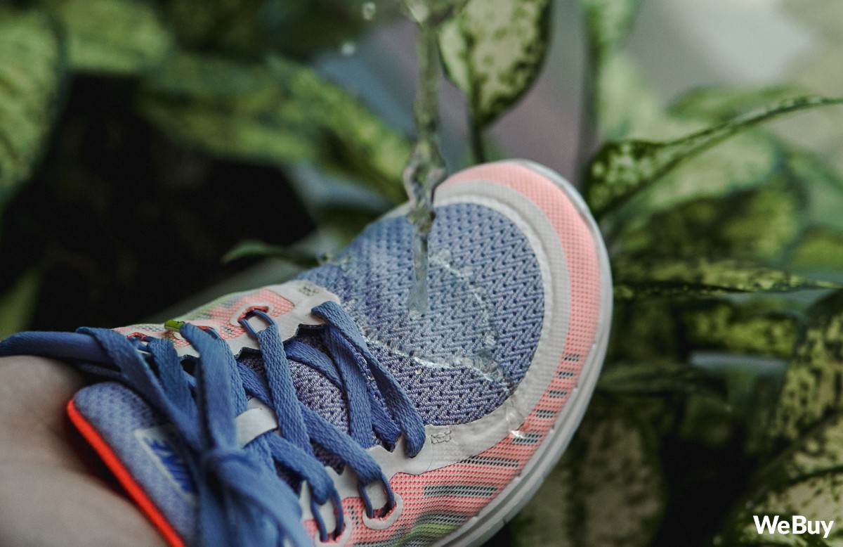 Xịt chống thấm cho đôi giày tung tăng dưới trời mưa: Đắt nhưng chỉ xắt được vài miếng - Ảnh 7. Xịt chống thấm cho đôi giày tung tăng dưới trời mưa: Đắt nhưng chỉ xắt được vài miếng - Ảnh 7.