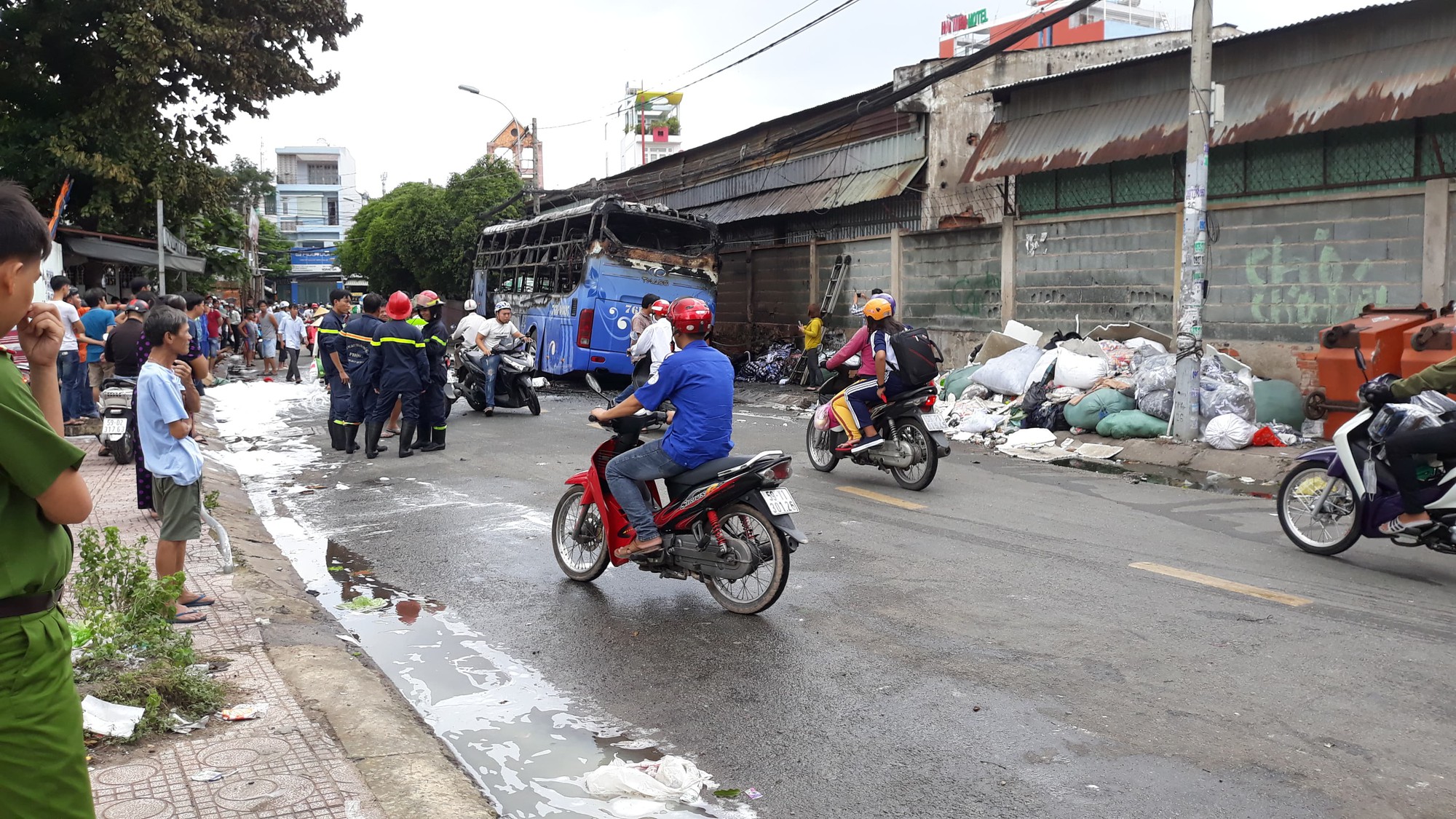 Xe khách giường nằm bốc cháy dữ dội khi đang chất hàng ở Sài Gòn - Ảnh 2. Xe khách giường nằm bốc cháy dữ dội khi đang chất hàng ở Sài Gòn - Ảnh 2.