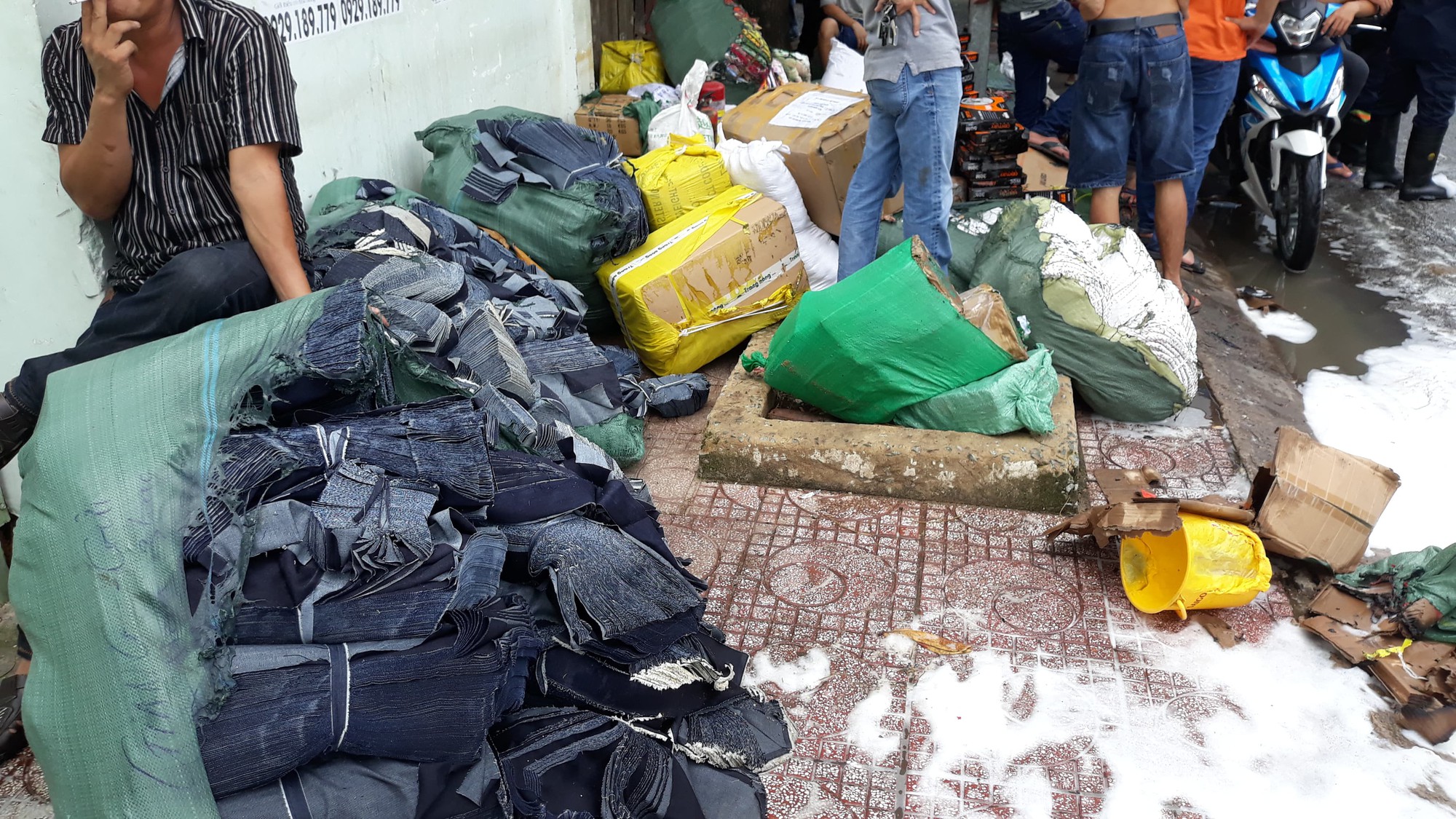 Xe khách giường nằm bốc cháy dữ dội khi đang chất hàng ở Sài Gòn - Ảnh 4. Xe khách giường nằm bốc cháy dữ dội khi đang chất hàng ở Sài Gòn - Ảnh 4.