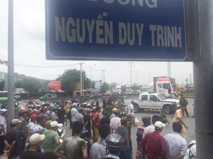Cha ôm thi thể con trai gào khóc giữa đường phố Sài Gòn sau va chạm với xe ben - Ảnh 2. Cha ôm thi thể con trai gào khóc giữa đường phố Sài Gòn sau va chạm với xe ben - Ảnh 2.