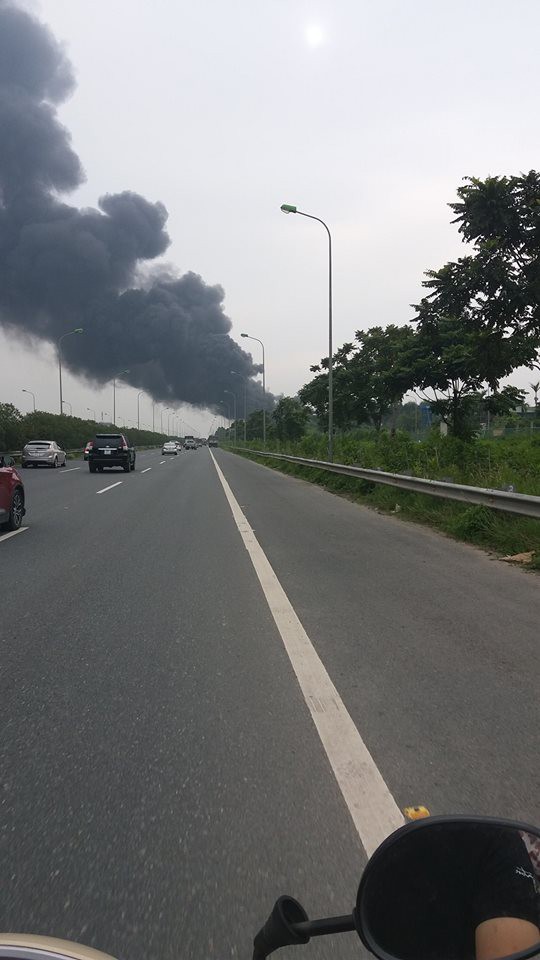 Cháy lớn nhà xưởng gần Đại lộ Thăng Long, cột khói bốc cao hàng chục mét khiến người dân hoảng sợ - Ảnh 4.