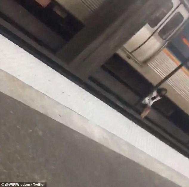 Mỹ: Người đàn ông điên cuồng tấn công hành khách chờ tàu điện ngầm, xô ngã hai phụ nữ xuống đường ray khi tàu đang vào bến - Ảnh 2.