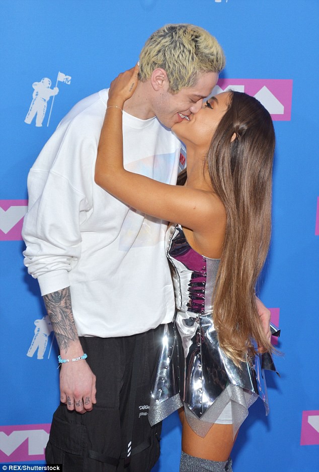 Thảm đỏ MTV VMAs 2018: Cardi B và tình cũ Kanye hở hang gây chú ý, Ariana Grande công khai ôm hôn chồng sắp cưới - Ảnh 6.