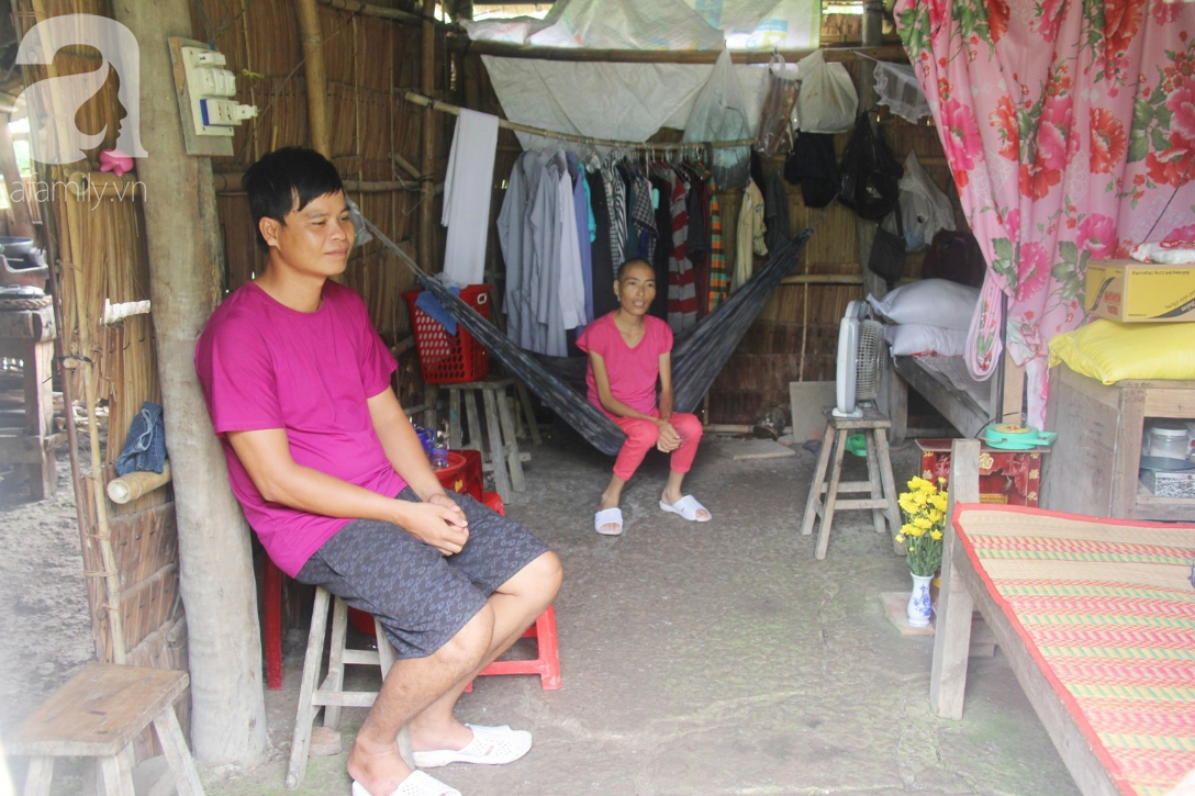 Người đàn ông trẻ chấp nhận điều tiếng, một tay chăm sóc vợ bệnh tật của người khác suốt 2 năm trời - Ảnh 1. Người đàn ông trẻ chấp nhận điều tiếng, một tay chăm sóc vợ bệnh tật của người khác suốt 2 năm trời - Ảnh 1.