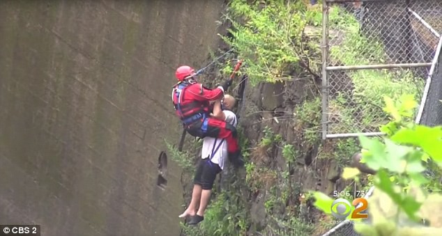 Góc nghịch dại: Nhảy xuống thác nước xiết để vớt điện thoại, thanh niên phải gọi hàng tá nhân viên cứu hộ tới... cứu mình - Ảnh 2.