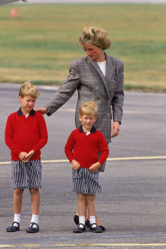 Diện đồ ton-sur-ton và tự tay lựa trang phục “đẹp cả đôi” cho hai con, Công nương Diana đích thực là bà mẹ Hoàng gia sành điệu nhất! - Ảnh 1.
