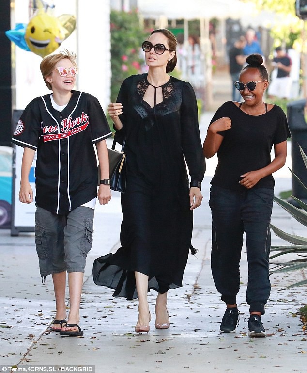 2 con gái vẫn xuất hiện vui vẻ bên Angelina Jolie giữa tin bị mẹ ngăn cản gặp gỡ bố - Ảnh 1.