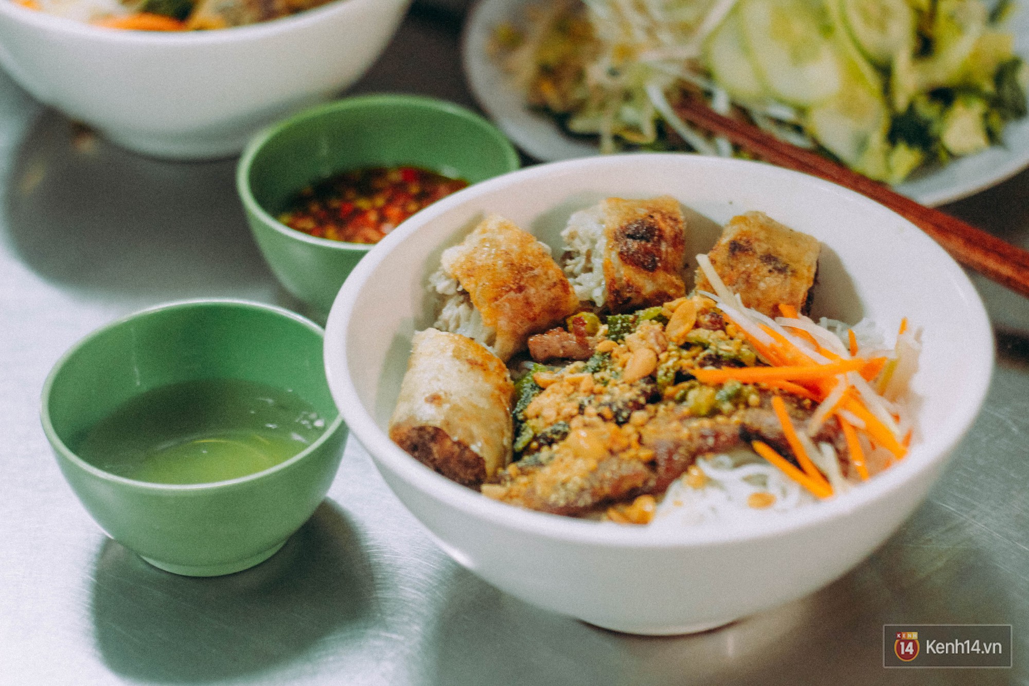 Ở Khu Phố Sầm Uất Nhất Sài Gòn, Có Hàng Bún Thịt Nướng Bà Thêm Đã “Trụ  Vững” Hơn Nửa Thế Kỉ