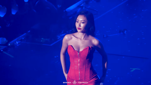 Nữ idol đạp đổ mọi chuẩn mực về c&aacute;i đẹp khiến fan la &oacute; v&igrave; mặc đồ phản cảm, su&yacute;t lộ m&ocirc;ng tr&ecirc;n s&acirc;n khấu - Ảnh 3.