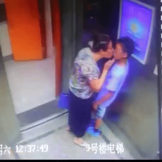 Trung Quốc: Bé gái bị ông già 80 tuổi quấy rối tình dục trong thang máy gây rúng động dư luận. 