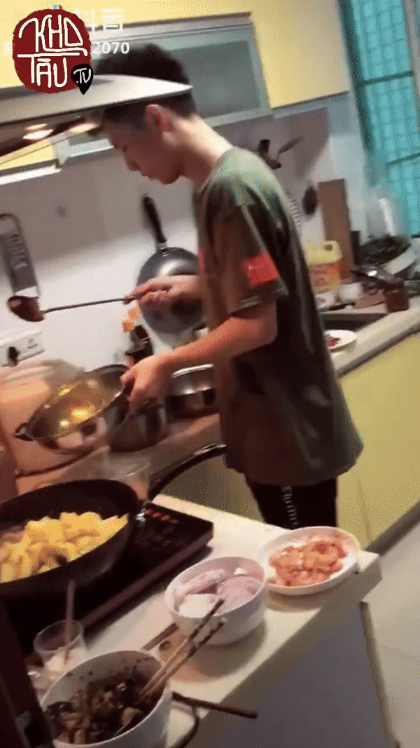 Clip chứng minh con trai ngầu nhất là khi xông pha vào bếp nấu ăn ...