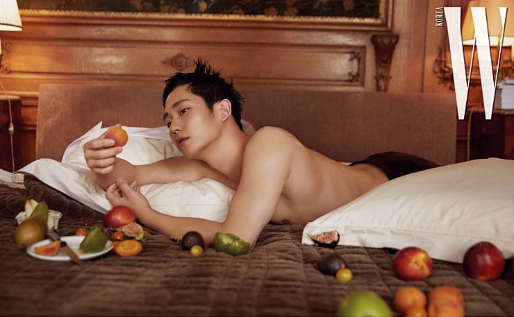 Những bộ hình gây chấn động của dàn mỹ nam Hàn: Thái tử tạo dáng phản cảm, Park Bo Gum bị nghi cổ súy ấu dâm? - Ảnh 11. Những bộ hình gây chấn động của dàn mỹ nam Hàn: Thái tử tạo dáng phản cảm, Park Bo Gum bị nghi cổ súy ấu dâm? - Ảnh 11.