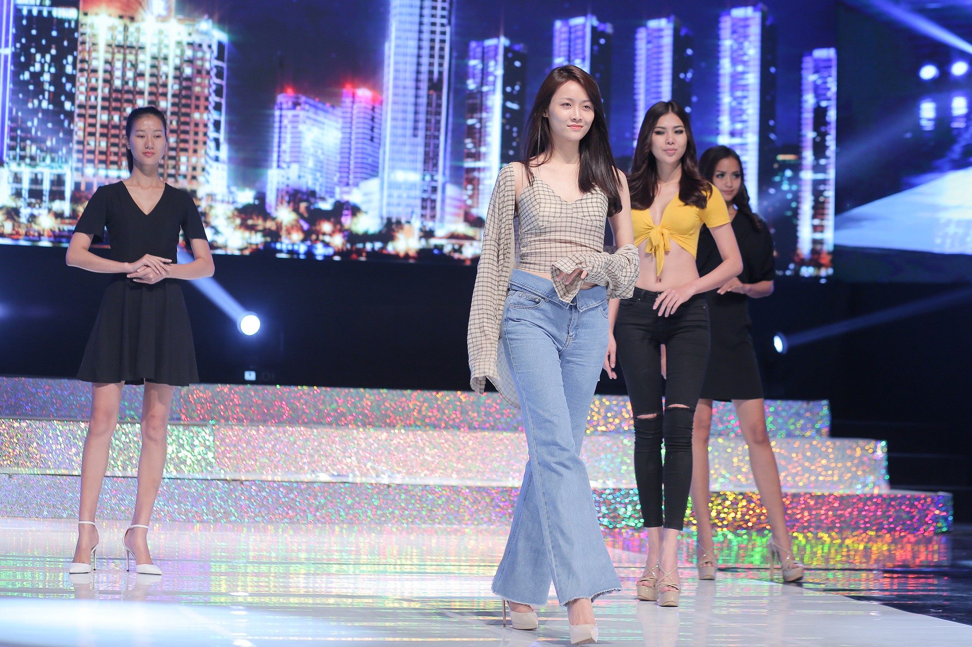 Top 15 của “Miss Supranational Vietnam 2018” gấp rút luyện tập trên sân khấu Hàn Quốc trước chung kết tối nay - Ảnh 7. Top 15 của “Miss Supranational Vietnam 2018” gấp rút luyện tập trên sân khấu Hàn Quốc trước chung kết tối nay - Ảnh 7.