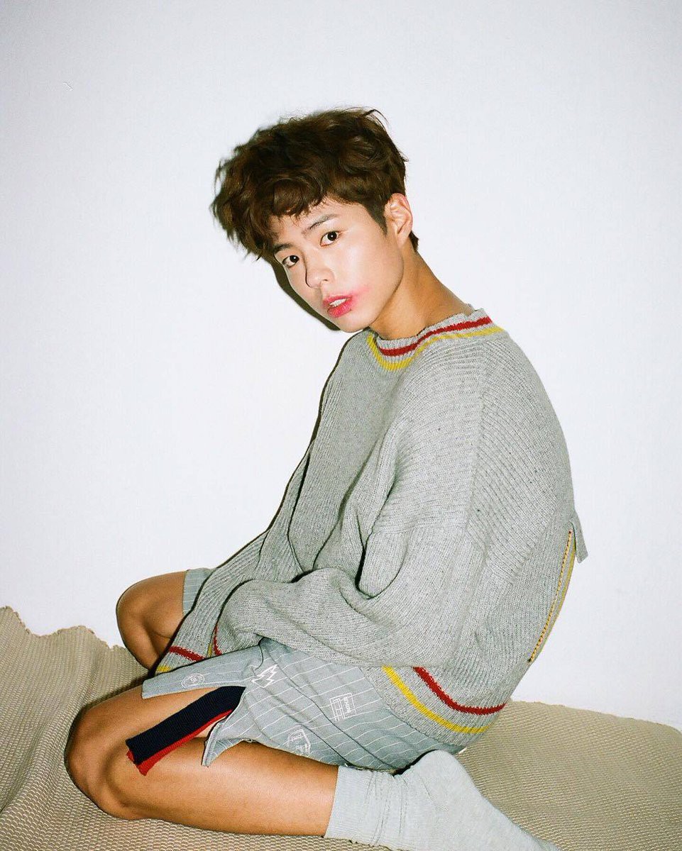 Những bộ hình gây chấn động của dàn mỹ nam Hàn: Thái tử tạo dáng phản cảm, Park Bo Gum bị nghi cổ súy ấu dâm? - Ảnh 13. Những bộ hình gây chấn động của dàn mỹ nam Hàn: Thái tử tạo dáng phản cảm, Park Bo Gum bị nghi cổ súy ấu dâm? - Ảnh 13.