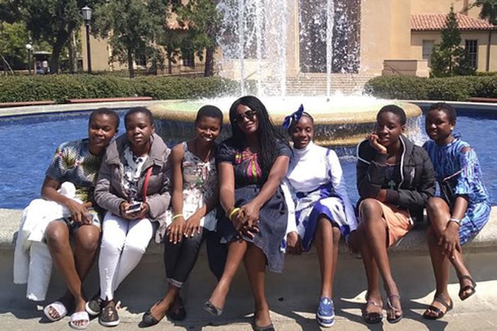 Nhóm nữ sinh Nigeria giành giải công nghệ của Mỹ sau 5 tháng biết đến máy tính - Ảnh 1. Nhóm nữ sinh Nigeria giành giải công nghệ của Mỹ sau 5 tháng biết đến máy tính - Ảnh 1.