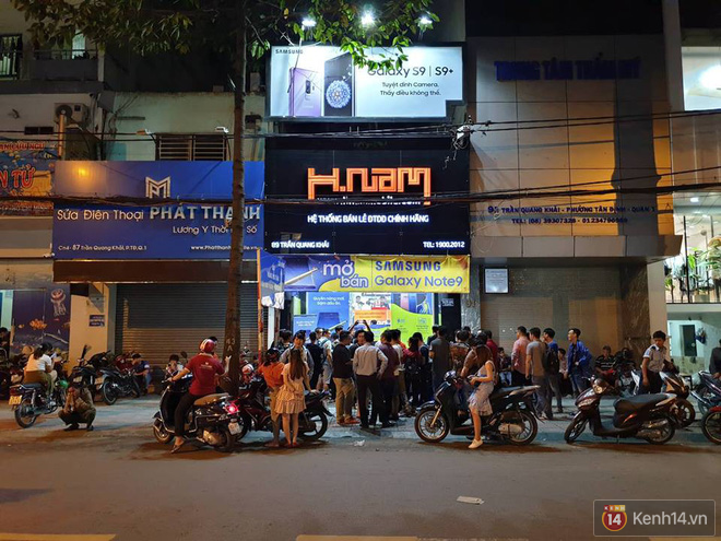 Người đầu tiên mua được Galaxy Note9 ở Việt Nam: “Năm sau tôi sẽ xếp hàng tiếp” - Ảnh 1.