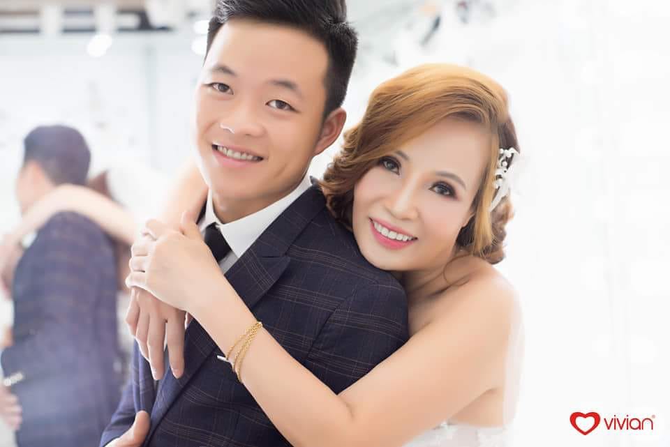 Cô dâu 61 ôm chặt chú rể 26 tuổi hạnh phúc tuyển bố trước thềm đám cưới: Tôi chuẩn bị là cô dâu trẻ và xinh đẹp nhất thế giới - Ảnh 1. Cô dâu 61 ôm chặt chú rể 26 tuổi hạnh phúc tuyển bố trước thềm đám cưới: Tôi chuẩn bị là cô dâu trẻ và xinh đẹp nhất thế giới - Ảnh 1.