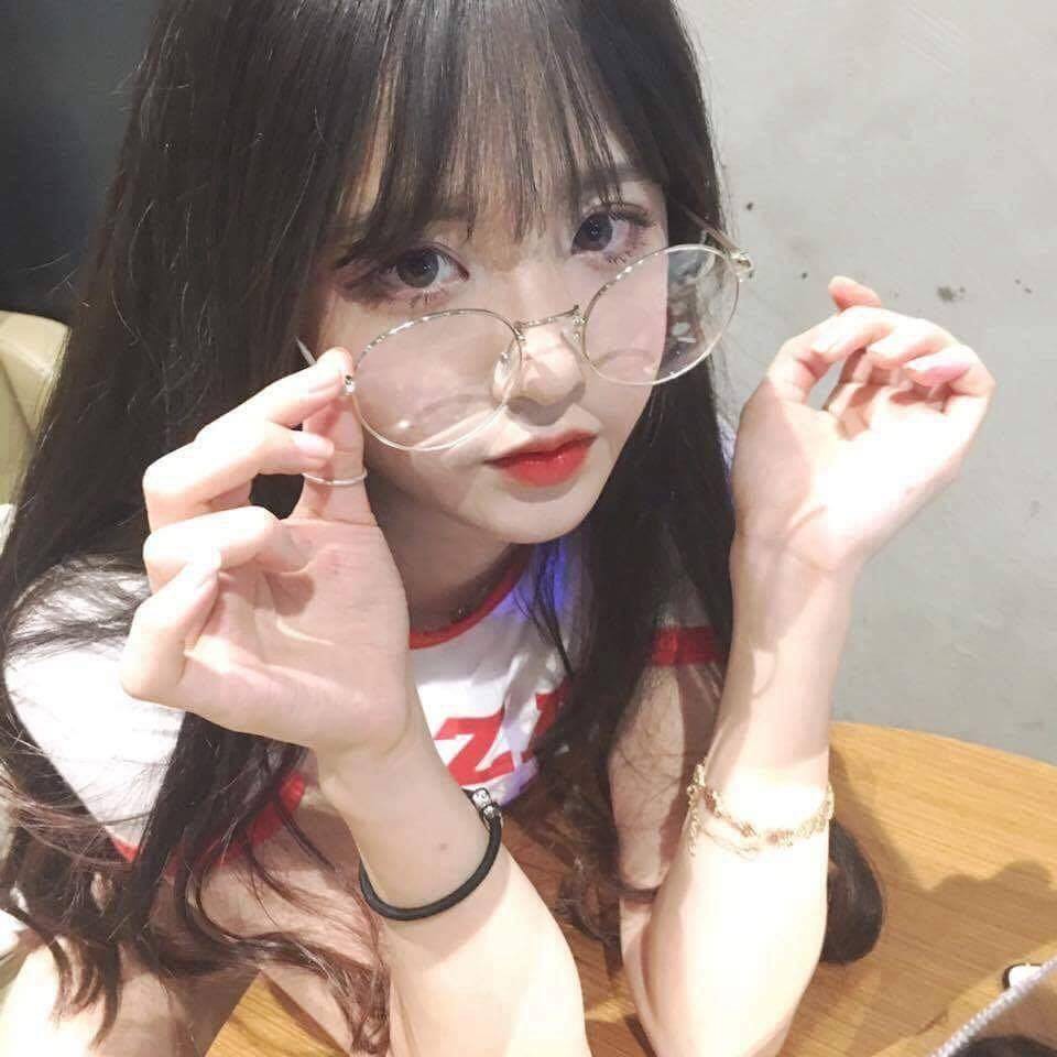 Ch&ugrave;m ảnh con g&aacute;i cứ đeo k&iacute;nh l&agrave; auto dễ thương khiến 500 anh em d&acirc;n mạng mắt xem c&ograve;n tay bấm share ngay lập tức - Ảnh 11.