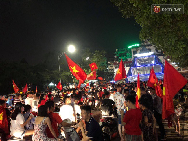 Clip, ảnh: H&agrave;ng ngh&igrave;n người h&acirc;m mộ cầm cờ tr&agrave;n xuống c&aacute;c khu trung t&acirc;m ở H&agrave; Nội, Hải Ph&ograve;ng ăn mừng chiến thắng của Olympic Việt Nam - Ảnh 15.