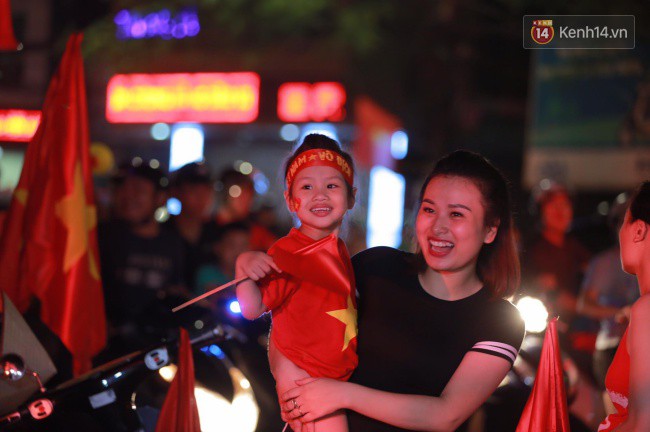 Clip, ảnh: H&agrave;ng ngh&igrave;n người h&acirc;m mộ cầm cờ tr&agrave;n xuống c&aacute;c khu trung t&acirc;m ở H&agrave; Nội, Hải Ph&ograve;ng ăn mừng chiến thắng của Olympic Việt Nam - Ảnh 4.