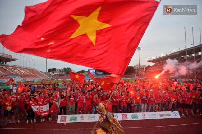Người hâm mộ vỡ oà cảm xúc, đốt pháo sáng ăn mừng chiến thắng nghẹt thở của Olympic Việt Nam - Ảnh 1.
