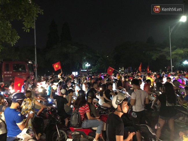 Clip, ảnh: H&agrave;ng ngh&igrave;n người h&acirc;m mộ cầm cờ tr&agrave;n xuống c&aacute;c khu trung t&acirc;m ở H&agrave; Nội, Hải Ph&ograve;ng ăn mừng chiến thắng của Olympic Việt Nam - Ảnh 22.