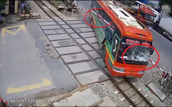 C&ocirc;ng an kết luận t&agrave;i xế xe kh&aacute;ch c&uacute;i nghe điện thoại, l&aacute;i xe n&oacute;i buộc phải đ&aacute;nh l&aacute;i - Ảnh 1.