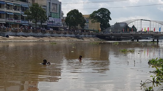 Bị mẹ mắng không phụ việc nhà, nữ sinh lớp 9 lao xuống sông tự tử - Ảnh 1.