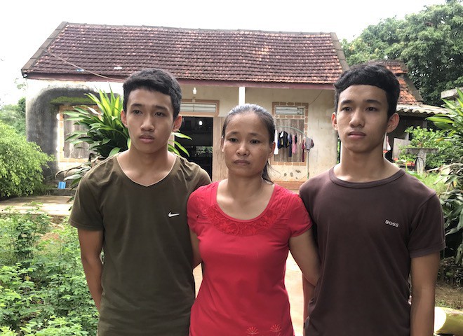 Mẹ của 2 anh em sinh đôi cùng đậu đại học: 2 con ra đó sẽ làm thêm kiếm tiền ăn học - Ảnh 1.