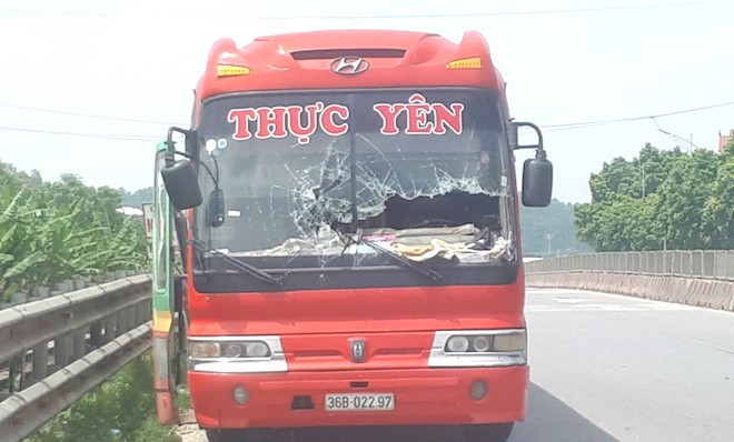 Xử phạt tài xế xe khách lao thẳng vào gác chắn tàu trên quốc lộ - Ảnh 2.