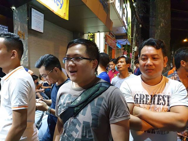 Nhiều người xếp hàng từ sáng tới đêm chờ mua Galaxy Note9, cổ vũ U23 Việt Nam qua smartphone - Ảnh 4.