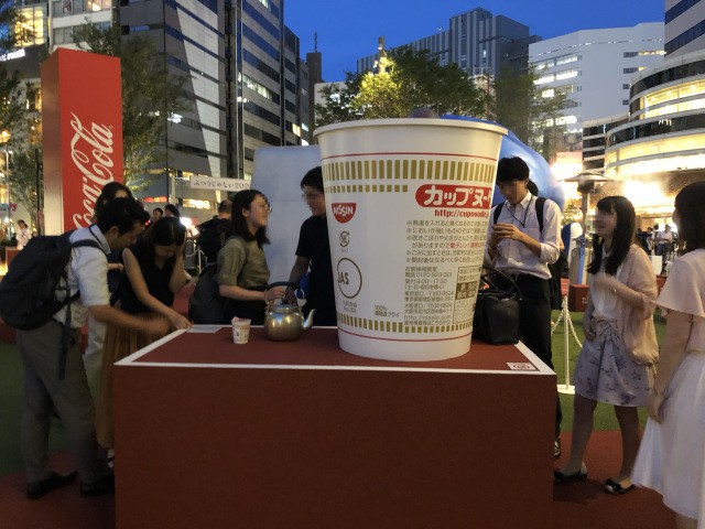 Coca-cola chào đón Olympic Tokyo 2020 bằng máy bán hàng tự động cao 3 mét rưỡi, ai bật đủ cao sẽ có đồ uống miễn phí - Ảnh 4.